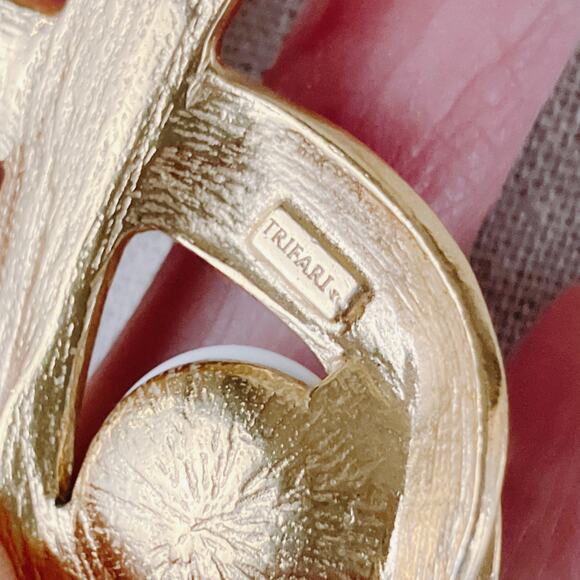 VTG Signed Trifari Modernist Enamel Ribbon Pendant Necklace, Gold Tone Chain - Picture 4 of 8